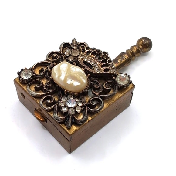 Vintage Handled Gold Tone Snuff / Pill Box with Rhinestones & Faux Pearl on Lid - Picture 12 of 12